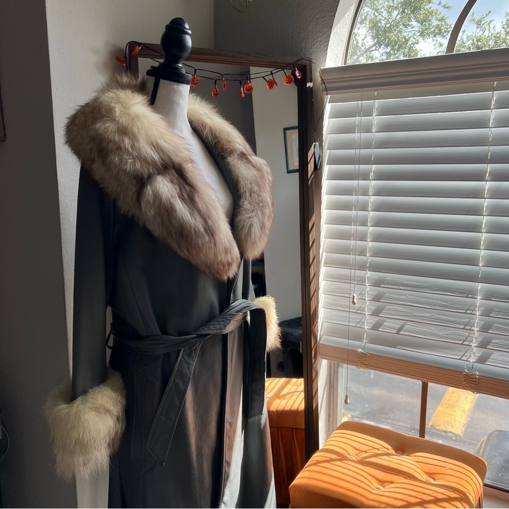 Just Sold: Vintage 1960s Gray Blue Leather Coat with Fox Fur Trim Lane Bryant - Picture 6 of 15
